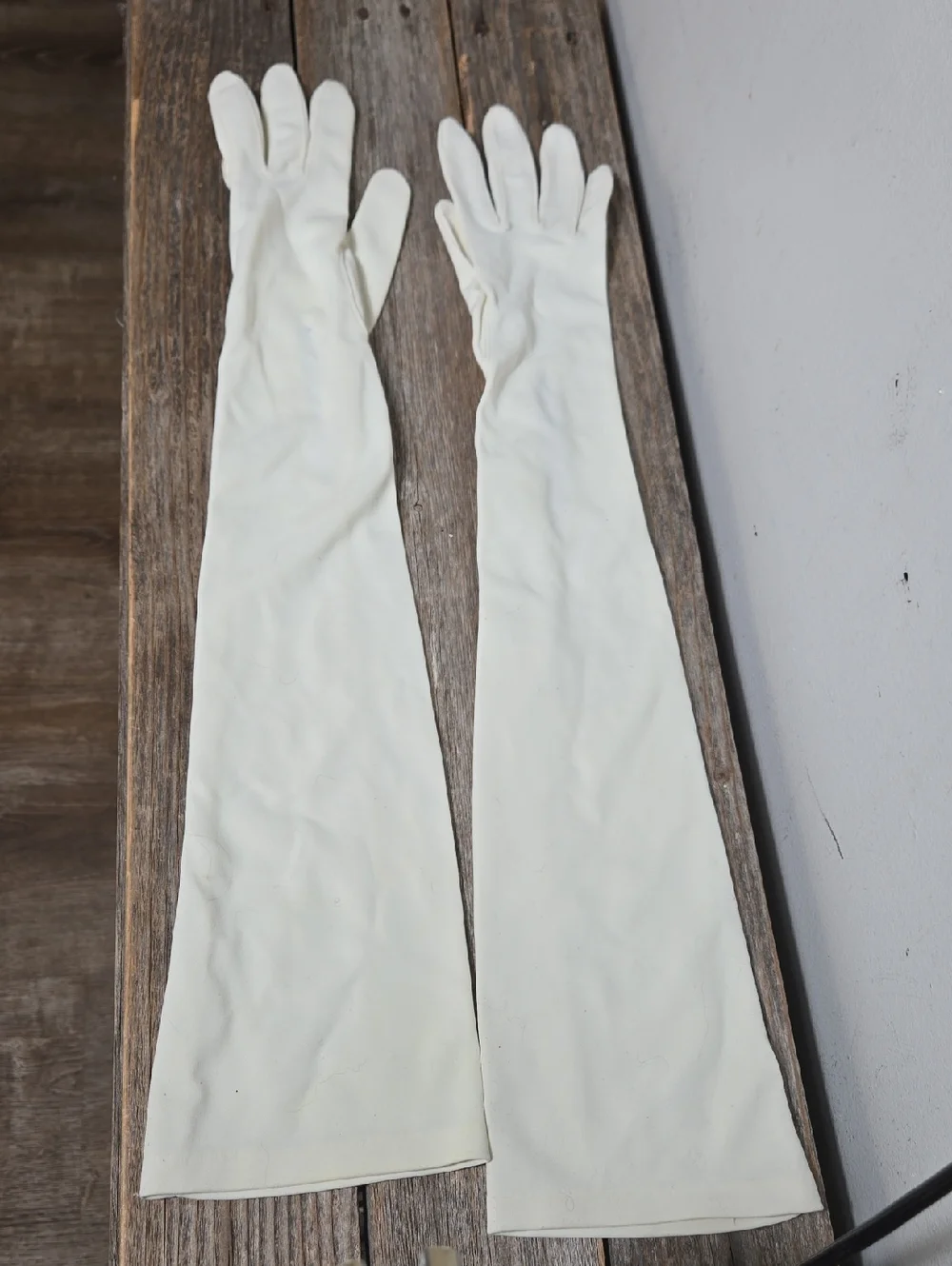 Vintahe Long Ivory Opera Gloves with Pearl Button Detail